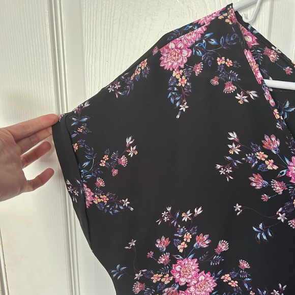 Black and Pink Floral V Neck Short Sleeve Blouse Size Large - Picture 5 of 10